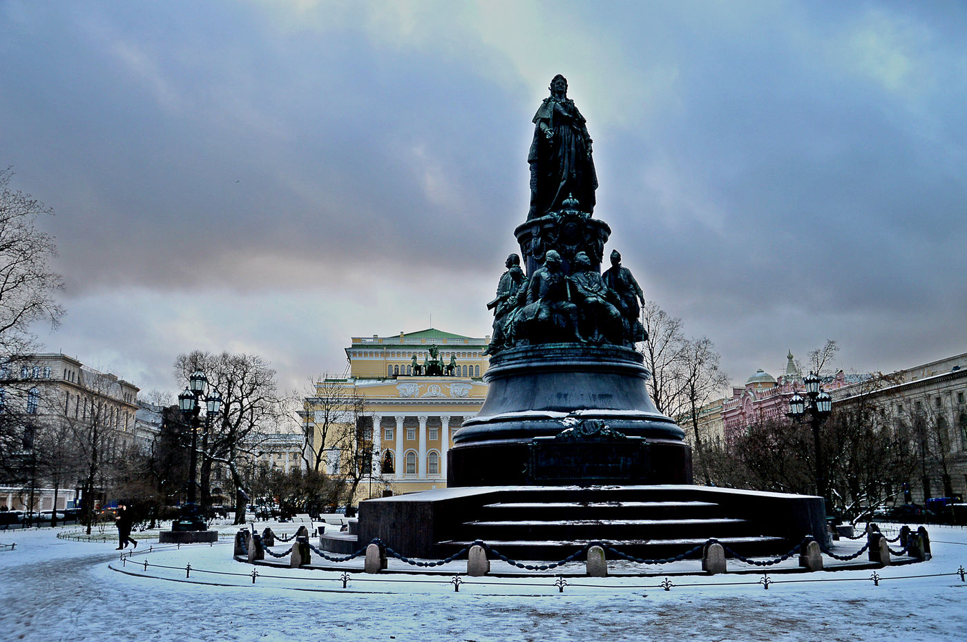 Спб последние. Памятник Екатерине II (Санкт-Петербург). Памятник Екатерине II Санкт-Петербург зимой. Александрийский театр памятник Екатерине. Памятник Екатерине II И Екатерининский сад.